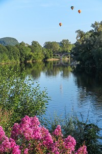 MONGOLFIERES AU DESSUS DE LA RIVIERE DORDOGNE, DOMME, DORDOGNE, PERIGORD, FRANCE 