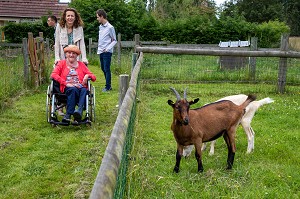 PETITE FERME D'AGREMENT POUR LES PERSONNES EN SITUATION DE HANDICAP, VISITE DE LA FAMILLE, FOYER JULES LEDEIN, LA NEUVILLE-DU-BOSC, EURE, NORMANDIE, FRANCE 