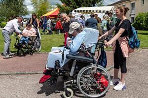 JOURNEE DE FETE POUR LES RESIDENTS EN SITUATION DE HANDICAP AVEC LEURS FAMILLES, FOYER JULES LEDEIN, LA NEUVILLE-DU-BOSC, EURE, NORMANDIE, FRANCE 