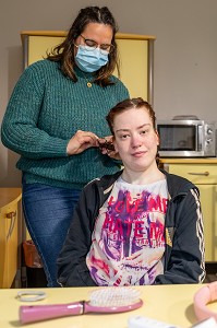 ANIMATRICE AVEC UNE RESIDENTE POUR UNE SEANCE DE BEAUTÉ (COIFFURE ET MANUCURE), FOYER D'HEBERGEMENT POUR ADULTES EN SITUATION DE HANDICAP INTELLECTUEL MOYEN, RESIDENCE DU MOULIN DE LA RISLE, LE MOULIN ROUGE, RUGLES, EURE, NORMANDIE, FRANCE 