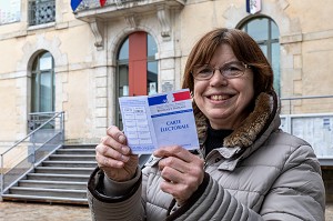 RESIDENTE QUI VIENT D'ALLER VOTER AVEC SA CARTE D'ELECTEUR EN MAIN, FOYER D'HEBERGEMENT POUR ADULTES EN SITUATION DE HANDICAP INTELLECTUEL MOYEN, RESIDENCE DU MOULIN DE LA RISLE, LE MOULIN ROUGE, RUGLES, EURE, NORMANDIE, FRANCE 