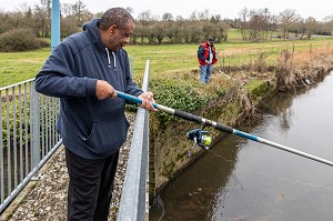 ACTIVITE DE PECHE POUR LES RESIDENTS, FOYER D'HEBERGEMENT POUR ADULTES EN SITUATION DE HANDICAP INTELLECTUEL MOYEN, RESIDENCE DU MOULIN DE LA RISLE, RUGLES, EURE, NORMANDIE, FRANCE 