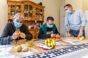 ACTIVITE DE CUISINE POUR LES RESIDENTS, FOYER D'HEBERGEMENT POUR ADULTES EN SITUATION DE HANDICAP INTELLECTUEL MOYEN, RESIDENCE DU MOULIN DE LA RISLE, RUGLES, EURE, NORMANDIE, FRANCE 