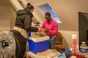 LIVRAISON DU REPAS POUR UNE RESIDENTS CELIBATAIRE EN APPARTEMENT INDIVIDUEL, ADULTE EN SITUATION DE HANDICAP INTELLECTUEL, RESIDENCE DU MOULIN DE LA RISLE, RUGLES, ADAPEI27, EURE, NORMANDIE, FRANCE 