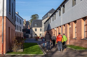 RESIDENCE MODERNE COMME FOYER D'HEBERGEMENT POUR ADULTES EN SITUATION DE HANDICAP INTELLECTUEL, RESIDENCE LA CHARENTONNE, ADAPEI27, ASSOCIATION DEPARTEMENTALE D'AMIS ET DE PARENTS, BERNAY, EURE, NORMANDIE, FRANCE 