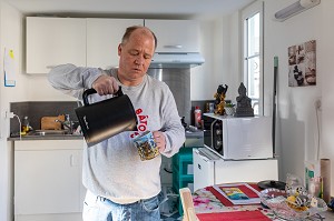 RESIDENT AUTONOME DANS SON APPARTEMENT, ADULTE EN SITUATION DE HANDICAP INTELLECTUEL, RESIDENCE LA CHARENTONNE, ADAPEI27, ASSOCIATION DEPARTEMENTALE D'AMIS ET DE PARENTS, BERNAY, EURE, NORMANDIE, FRANCE 