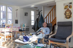 RESIDENT AUTONOME DANS SON APPARTEMENT, ADULTE EN SITUATION DE HANDICAP INTELLECTUEL, RESIDENCE LA CHARENTONNE, ADAPEI27, ASSOCIATION DEPARTEMENTALE D'AMIS ET DE PARENTS, BERNAY, EURE, NORMANDIE, FRANCE 