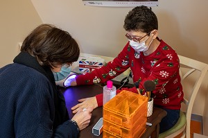 SOINS MANUCURES POUR RESIDENTE, FOYER D'HEBERGEMENT POUR ADULTES EN SITUATION DE HANDICAP INTELLECTUEL, RESIDENCE LA CHARENTONNE, ADAPEI27, ASSOCIATION DEPARTEMENTALE D'AMIS ET DE PARENTS, BERNAY, EURE, NORMANDIE, FRANCE 