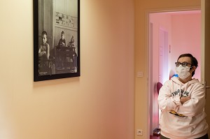 REGARD ATTENTIF SUR LA PHOTO DE DOISNEAU, SALLE D'ATTENTE DU FOYER D'HEBERGEMENT POUR ADULTES EN SITUATION DE HANDICAP INTELLECTUEL, RESIDENCE LA CHARENTONNE, ADAPEI27, ASSOCIATION DEPARTEMENTALE D'AMIS ET DE PARENTS, BERNAY, EURE, NORMANDIE, FRANCE 