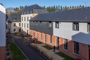 RESIDENCE MODERNE COMME FOYER D'HEBERGEMENT POUR ADULTES EN SITUATION DE HANDICAP INTELLECTUEL, RESIDENCE LA CHARENTONNE, ADAPEI27, ASSOCIATION DEPARTEMENTALE D'AMIS ET DE PARENTS, BERNAY, EURE, NORMANDIE, FRANCE 