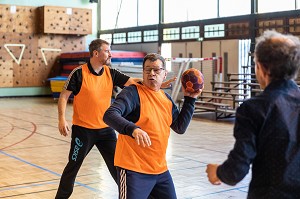 SEANCE DE SPORT (HANDBALL) AU GYMNASE, FOYER D'HEBERGEMENT POUR ADULTES EN SITUATION DE HANDICAP INTELLECTUEL, RESIDENCE LA CHARENTONNE, ADAPEI27, ASSOCIATION DEPARTEMENTALE D'AMIS ET DE PARENTS, BERNAY, EURE, NORMANDIE, FRANCE 