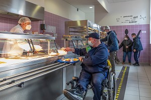 REPAS AU SELF-SERVICE DU REFECTOIRE, FOYER D'HEBERGEMENT POUR ADULTES EN SITUATION DE HANDICAP INTELLECTUEL, RESIDENCE LA CHARENTONNE, ADAPEI27, ASSOCIATION DEPARTEMENTALE D'AMIS ET DE PARENTS, BERNAY, EURE, NORMANDIE, FRANCE 