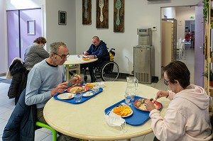 REPAS AU REFECTOIRE, FOYER D'HEBERGEMENT POUR ADULTES EN SITUATION DE HANDICAP INTELLECTUEL, RESIDENCE LA CHARENTONNE, ADAPEI27, ASSOCIATION DEPARTEMENTALE D'AMIS ET DE PARENTS, BERNAY, EURE, NORMANDIE, FRANCE 