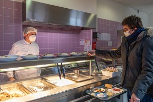 REPAS AU SELF-SERVICE DU REFECTOIRE, FOYER D'HEBERGEMENT POUR ADULTES EN SITUATION DE HANDICAP INTELLECTUEL, RESIDENCE LA CHARENTONNE, ADAPEI27, ASSOCIATION DEPARTEMENTALE D'AMIS ET DE PARENTS, BERNAY, EURE, NORMANDIE, FRANCE 