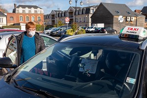 RESIDENTE EN AUTONOMIE POUR PRENDRE LE TAXI, FOYER D'HEBERGEMENT POUR ADULTES EN SITUATION DE HANDICAP INTELLECTUEL, RESIDENCE LA CHARENTONNE, ADAPEI27, ASSOCIATION DEPARTEMENTALE D'AMIS ET DE PARENTS, BERNAY, EURE, NORMANDIE, FRANCE 