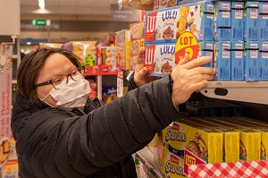 COURSES AU SUPERMARCHE, AUTONOMIE, FOYER D'HEBERGEMENT POUR ADULTES EN SITUATION DE HANDICAP INTELLECTUEL, RESIDENCE LA CHARENTONNE, ADAPEI27, BERNAY, EURE, NORMANDIE, FRANCE 