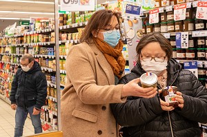 COURSES AU SUPERMARCHE, AUTONOMIE, FOYER D'HEBERGEMENT POUR ADULTES EN SITUATION DE HANDICAP INTELLECTUEL, RESIDENCE LA CHARENTONNE, ADAPEI27, BERNAY, EURE, NORMANDIE, FRANCE 