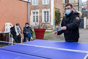 PARTIE DE PING-PONG, FOYER D'HEBERGEMENT POUR ADULTES EN SITUATION DE HANDICAP INTELLECTUEL, RESIDENCE LA CHARENTONNE, ADAPEI27, ASSOCIATION DEPARTEMENTALE D'AMIS ET DE PARENTS, BERNAY, EURE, NORMANDIE, FRANCE 