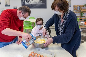 FABRICATION DE CREPES AVEC LES ANIMATEURS, FOYER D'HEBERGEMENT POUR ADULTES EN SITUATION DE HANDICAP INTELLECTUEL, RESIDENCE LA CHARENTONNE, ADAPEI27, ASSOCIATION DEPARTEMENTALE D'AMIS ET DE PARENTS, BERNAY, EURE, NORMANDIE, FRANCE 