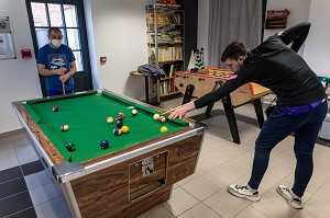 PARTIE DE BILLARD, FOYER D'HEBERGEMENT POUR ADULTES EN SITUATION DE HANDICAP INTELLECTUEL, RESIDENCE LA CHARENTONNE, ADAPEI27, ASSOCIATION DEPARTEMENTALE D'AMIS ET DE PARENTS, BERNAY, EURE, NORMANDIE, FRANCE 