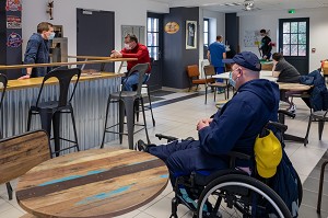 SALLE POLYVALENTE, FOYER D'HEBERGEMENT POUR ADULTES EN SITUATION DE HANDICAP INTELLECTUEL, RESIDENCE LA CHARENTONNE, ADAPEI27, ASSOCIATION DEPARTEMENTALE D'AMIS ET DE PARENTS, BERNAY, EURE, NORMANDIE, FRANCE 