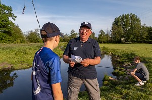 GARDE-PECHE, CONTROLE DE JEUNES PECHEURS SUR LA RIVIERE ITON, CINTRAY, VALLEE DE L'ITON, EURE, NORMANDIE, FRANCE 