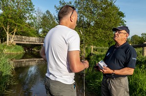 GARDE-PECHE, CONTROLE D'UN PECHEUR SUR LA RIVIERE ITON, CINTRAY, VALLEE DE L'ITON, EURE, NORMANDIE, FRANCE 