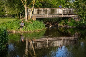 JEUNES PECHEURS SUR LA RIVIERE ITON, CINTRAY, VALLEE DE L'ITON, EURE, NORMANDIE, FRANCE 