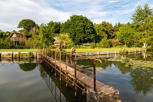 PONT DE BOIS, SUR LA RIVIERE, TRISAY, LA VIEILLE-LYRE, VALLEE DE LA RISLE, EURE, NORMANDIE, FRANCE 