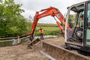 AMENAGEMENT D'UN ABREUVOIR POUR LES VACHES AU BORDS DE LA RIVIERE, VALLEE DE LA RISLE, EURE, NORMANDIE, FRANCE 