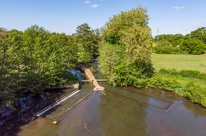 BEQUET POUR DETOURNER LE COURS DE LA RIVIERE ITON VERS VERNEUIL ET BRETEUIL, BOURTH, VALLEE DE L'ITON, EURE, NORMANDIE, FRANCE 