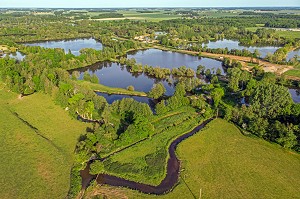 VUE AERIENNE DE LA RIVIERE ITON ALIMENTANT DES ETANGS DE PECHE, CINTRAY, VALLEE DE L'ITON, EURE, NORMANDIE, FRANCE 