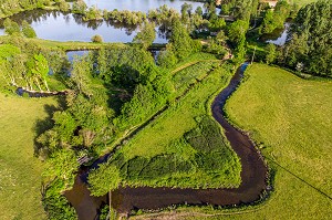 VUE AERIENNE DE LA RIVIERE ITON ALIMENTANT DES ETANGS DE PECHE, CINTRAY, VALLEE DE L'ITON, EURE, NORMANDIE, FRANCE 