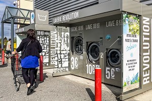 LAVERIE ALIMENTEE PAR DE L'ENERGIE SOLAIRE, LAVAGE REVOLUTION POUR PROTEGER L'ENVIRONNEMENT DE LA PLANETE, CENTRE COMMERCIAL INTERMARCHE, L'AIGLE, ORNE, NORMANDIE, FRANCE 