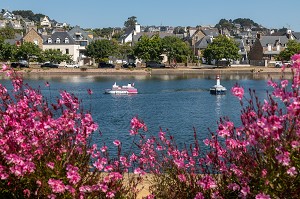 PORT MINIATURE, ANIMATION DE LOISIRS EN CENTRE-VILLE AVEC DES PETITS BATEAUX ELECTRIQUES, COTES-D'AMOR, BRETAGNE, FRANCE 