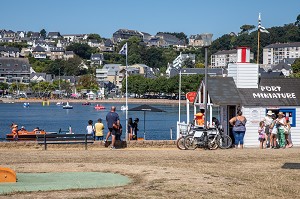 PORT MINIATURE, ANIMATION DE LOISIRS EN CENTRE-VILLE AVEC DES PETITS BATEAUX ELECTRIQUES, COTES-D'AMOR, BRETAGNE, FRANCE 