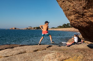 ENFANTS SUR LES ROCHERS, GREVE DE TOUL DREZ, POINTE DE L'ILE RENOTE, TREGASTEL, COTE DE GRANIT ROSE, COTES-D’ARMOR, BRETAGNE, FRANCE 