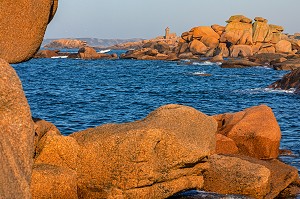 VUE SUR LE PHARE DE PLOUMANACH DEPUIS LES ROCHERS DE GRANITE ROSE AU COUCHER DE SOLEIL, POINTE DE L'ILE RENOTE, TREGASTEL, COTE DE GRANIT ROSE, COTES-D’ARMOR, BRETAGNE, FRANCE 