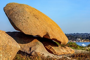 ROCHERS DE GRANITE ROSE, COUCHER DE SOLEIL SUR LA POINTE DE L'ILE RENOTE, TREGASTEL, COTE DE GRANIT ROSE, COTES-D’ARMOR, BRETAGNE, FRANCE 