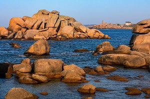 VUE SUR LE PHARE DE PLOUMANACH DEPUIS LES ROCHERS DE GRANITE ROSE AU COUCHER DE SOLEIL, POINTE DE L'ILE RENOTE, TREGASTEL, COTE DE GRANIT ROSE, COTES-D’ARMOR, BRETAGNE, FRANCE 