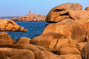 VUE SUR LE PHARE DE PLOUMANACH DEPUIS LES ROCHERS DE GRANITE ROSE AU COUCHER DE SOLEIL, POINTE DE L'ILE RENOTE, TREGASTEL, COTE DE GRANIT ROSE, COTES-D’ARMOR, BRETAGNE, FRANCE 