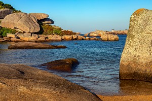 VUE SUR LE PHARE DE PLOUMANACH DEPUIS LES ROCHERS DE GRANITE ROSE DE BAIE SAINT-ANNE, POINTE DE L'ILE RENOTE, TREGASTEL, COTE DE GRANIT ROSE, COTES-D’ARMOR, BRETAGNE, FRANCE 