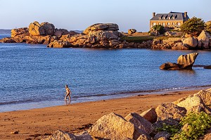 PLAGE DE GRANITE, GREVE DE TOUL DREZ, POINTE DE L'ILE RENOTE, TREGASTEL, COTE DE GRANIT ROSE, COTES-D’ARMOR, BRETAGNE, FRANCE 