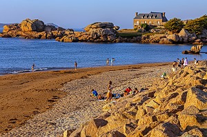 PLAGE DE GRANITE, GREVE DE TOUL DREZ, POINTE DE L'ILE RENOTE, TREGASTEL, COTE DE GRANIT ROSE, COTES-D’ARMOR, BRETAGNE, FRANCE 