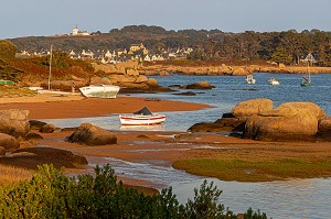 SEMAPHORE ET VILLAGE DE PLOUMANAC'H, COUCHER DE SOLEIL SUR LA BAIE SAINTE-ANNE, POINTE DE L'ILE RENOTE, TREGASTEL, COTE DE GRANIT ROSE, COTES-D’ARMOR, BRETAGNE, FRANCE 