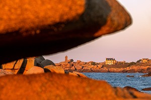 VUE SUR LE PHARE DE PLOUMANACH DEPUIS LES ROCHERS DE GRANITE ROSE AU COUCHER DE SOLEIL, POINTE DE L'ILE RENOTE, TREGASTEL, COTE DE GRANIT ROSE, COTES-D’ARMOR, BRETAGNE, FRANCE 