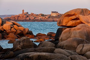 VUE SUR LE PHARE DE PLOUMANACH DEPUIS LES ROCHERS DE GRANITE ROSE AU COUCHER DE SOLEIL, POINTE DE L'ILE RENOTE, TREGASTEL, COTE DE GRANIT ROSE, COTES-D’ARMOR, BRETAGNE, FRANCE 