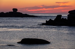 COUCHER SUR LA GREVE DE TOUL DREZ, POINTE DE L'ILE RENOTE, TREGASTEL, COTE DE GRANIT ROSE, COTES-D’ARMOR, BRETAGNE, FRANCE 