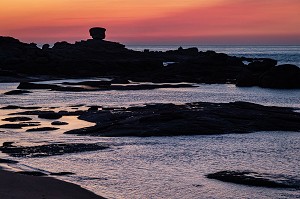 COUCHER SUR LA GREVE DE TOUL DREZ, POINTE DE L'ILE RENOTE, TREGASTEL, COTE DE GRANIT ROSE, COTES-D’ARMOR, BRETAGNE, FRANCE 