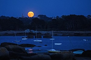 LEVER DE LUNE ROUSSE SUR LA BAIE SAINTE-ANNE, POINTE DE L'ILE RENOTE, TREGASTEL, COTE DE GRANIT ROSE, COTES-D’ARMOR, BRETAGNE, FRANCE 